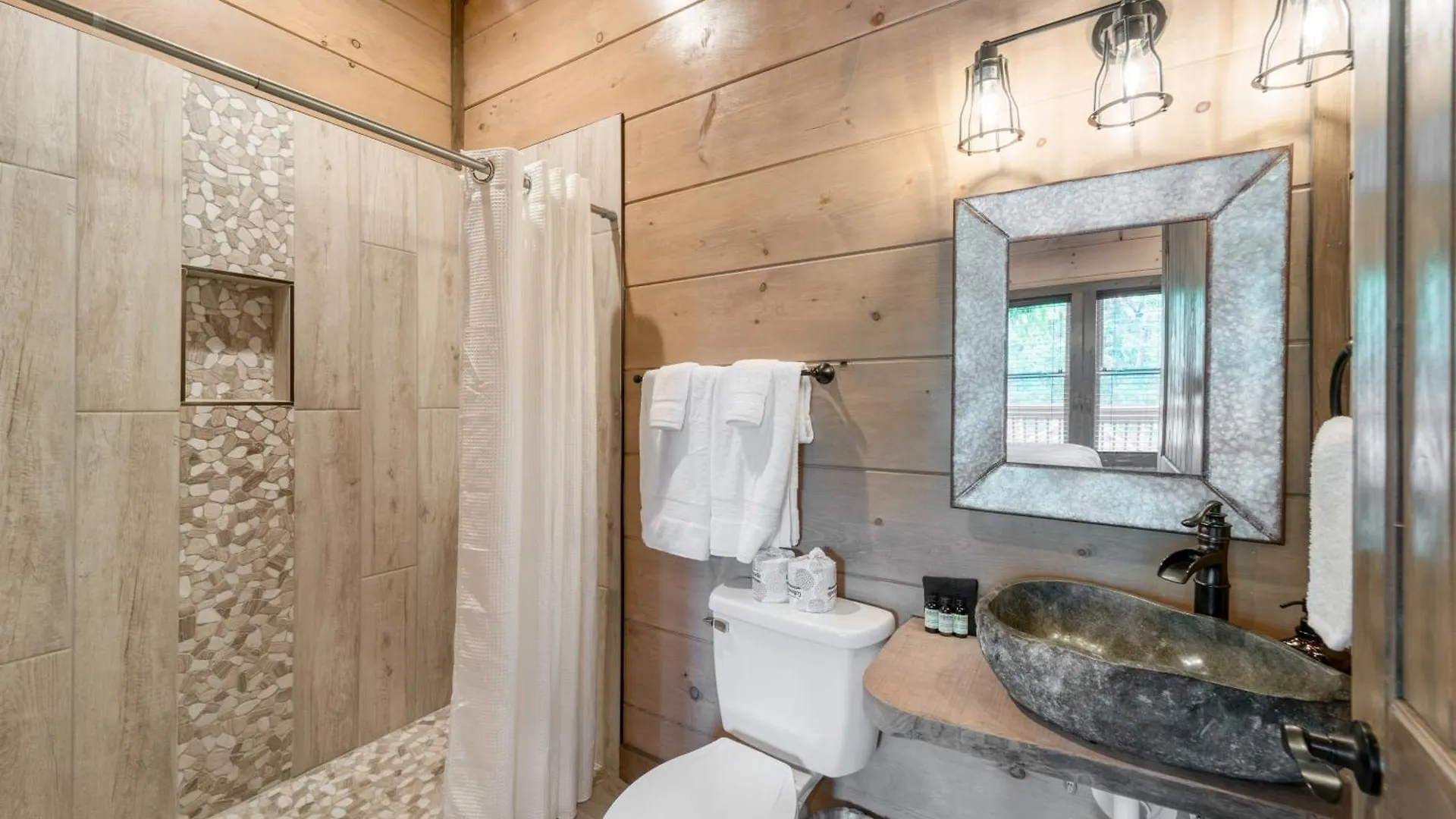 Holiday home Wanderer By Avantstay Sleeps 26 A Custom Smokies Pigeon Forge