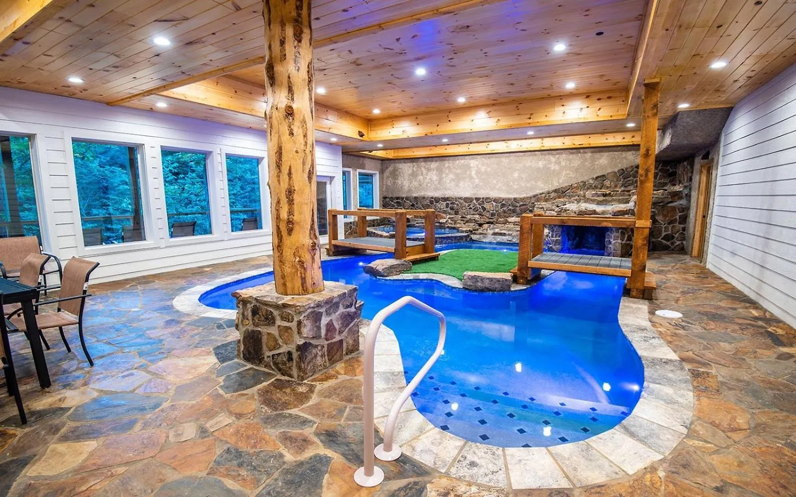 Treehouse River * Pigeon Forge