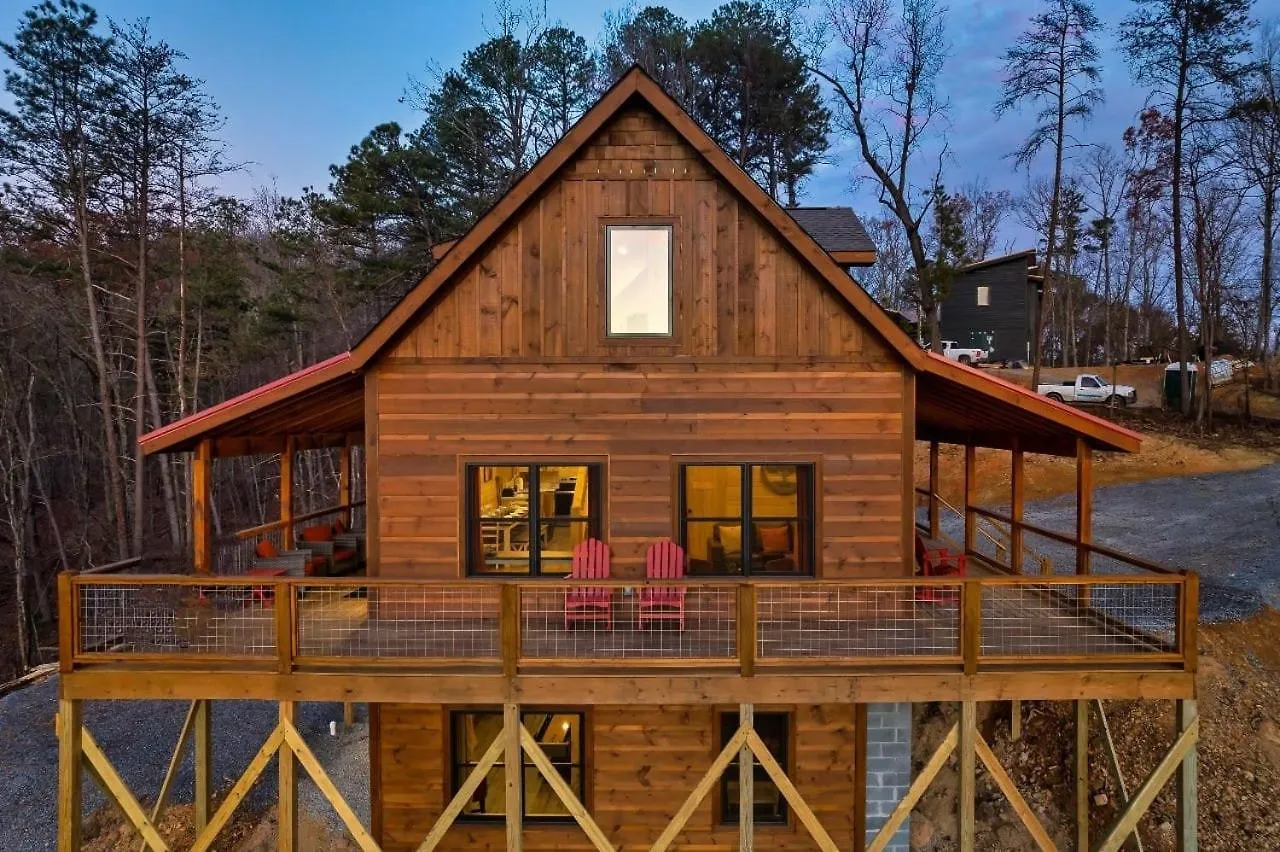 Scenic Views, Game Room, Hot Tub, Fireplace, Bbq Holiday home *