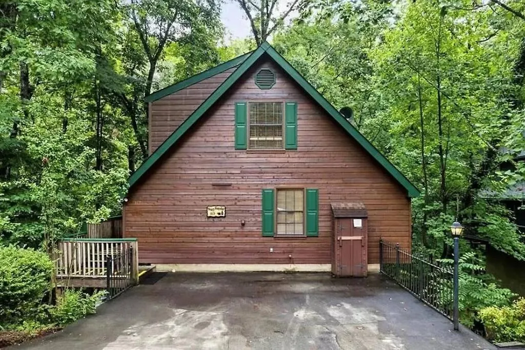 Chalet Beary Peaceful Smokies Retreat: Hot-tub & Pools