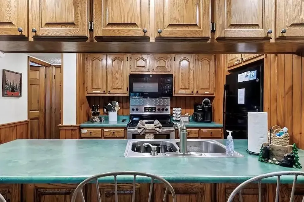 Chalet Beary Peaceful Smokies Retreat: Hot-tub & Pools