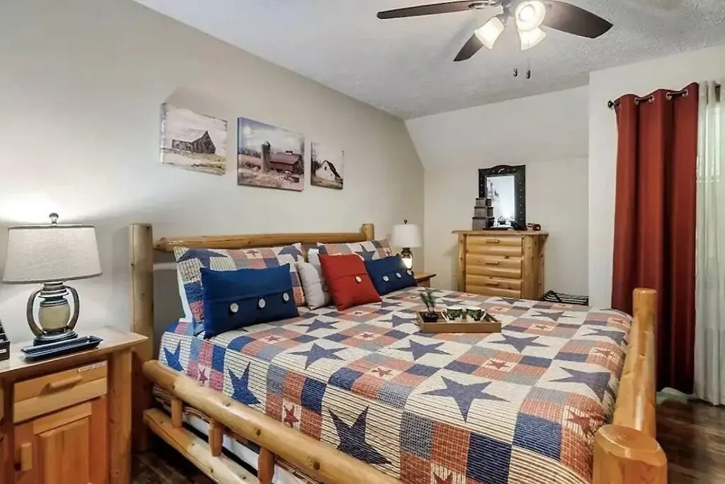 Beary Peaceful Smokies Retreat: Hot-tub & Pools Chalet *