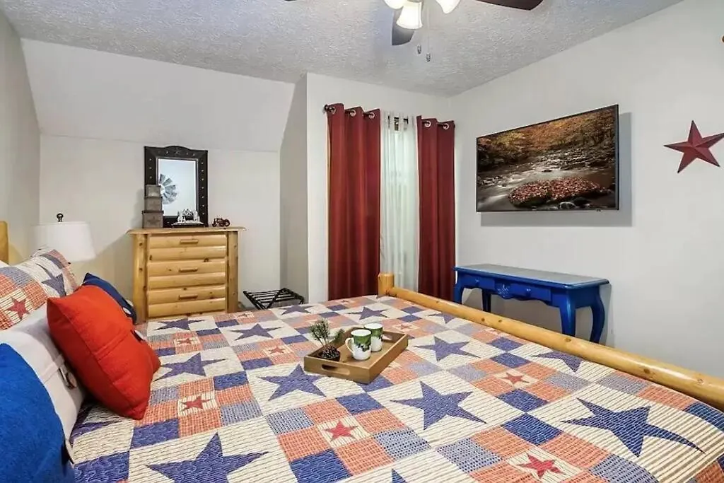 Beary Peaceful Smokies Retreat: Hot-tub & Pools *