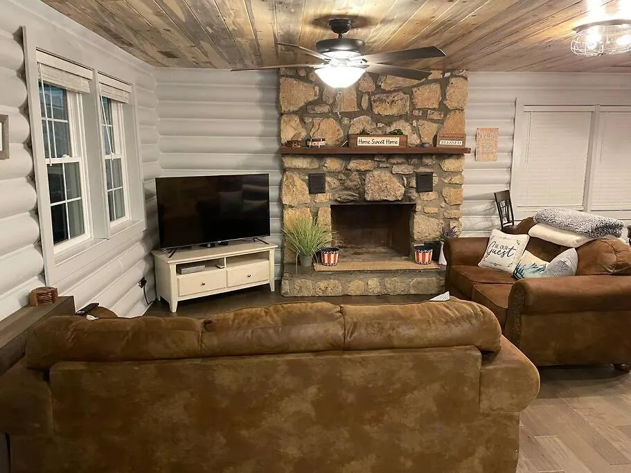 Creekside Hideaway - Real Log W/great Location Holiday home *