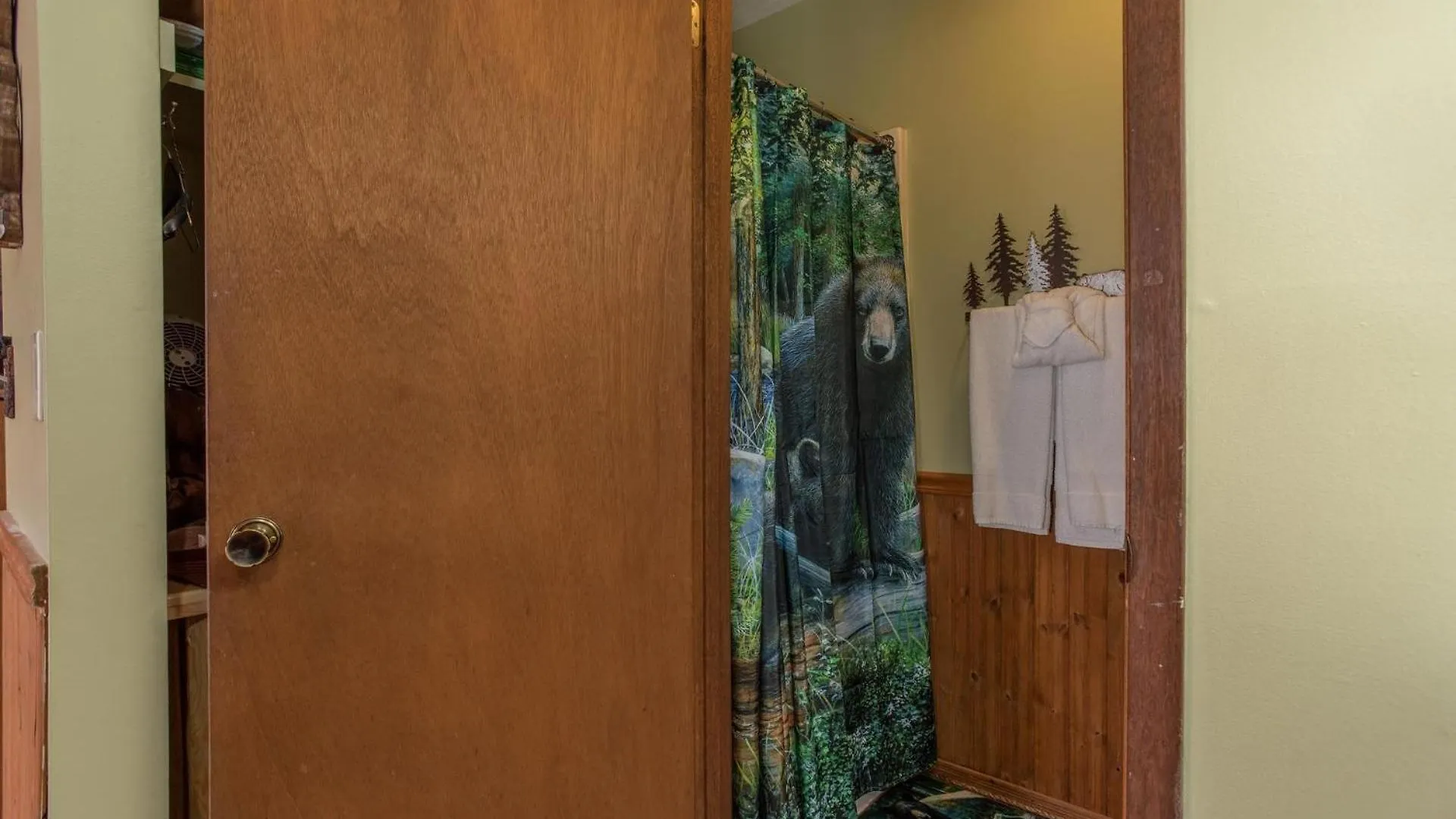 Bear Mountain Hollow-free Dollywood Ticket- Cozy With A Hot Tub, Arcade & Deck Close To Town Pigeon Forge