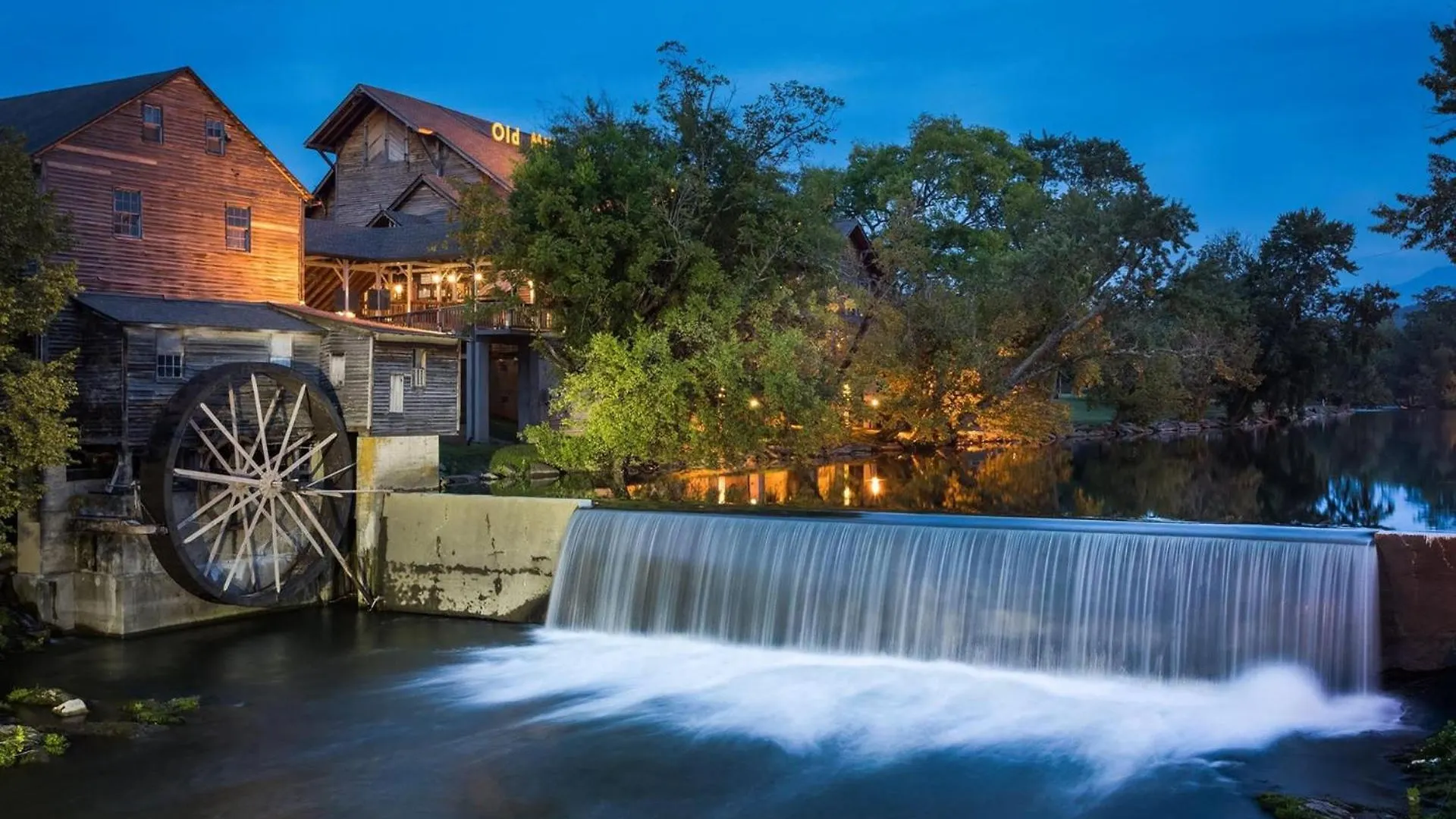 Bear Mountain Hollow-free Dollywood Ticket- Cozy With A Hot Tub, Arcade & Deck Close To Town Holiday home Pigeon Forge