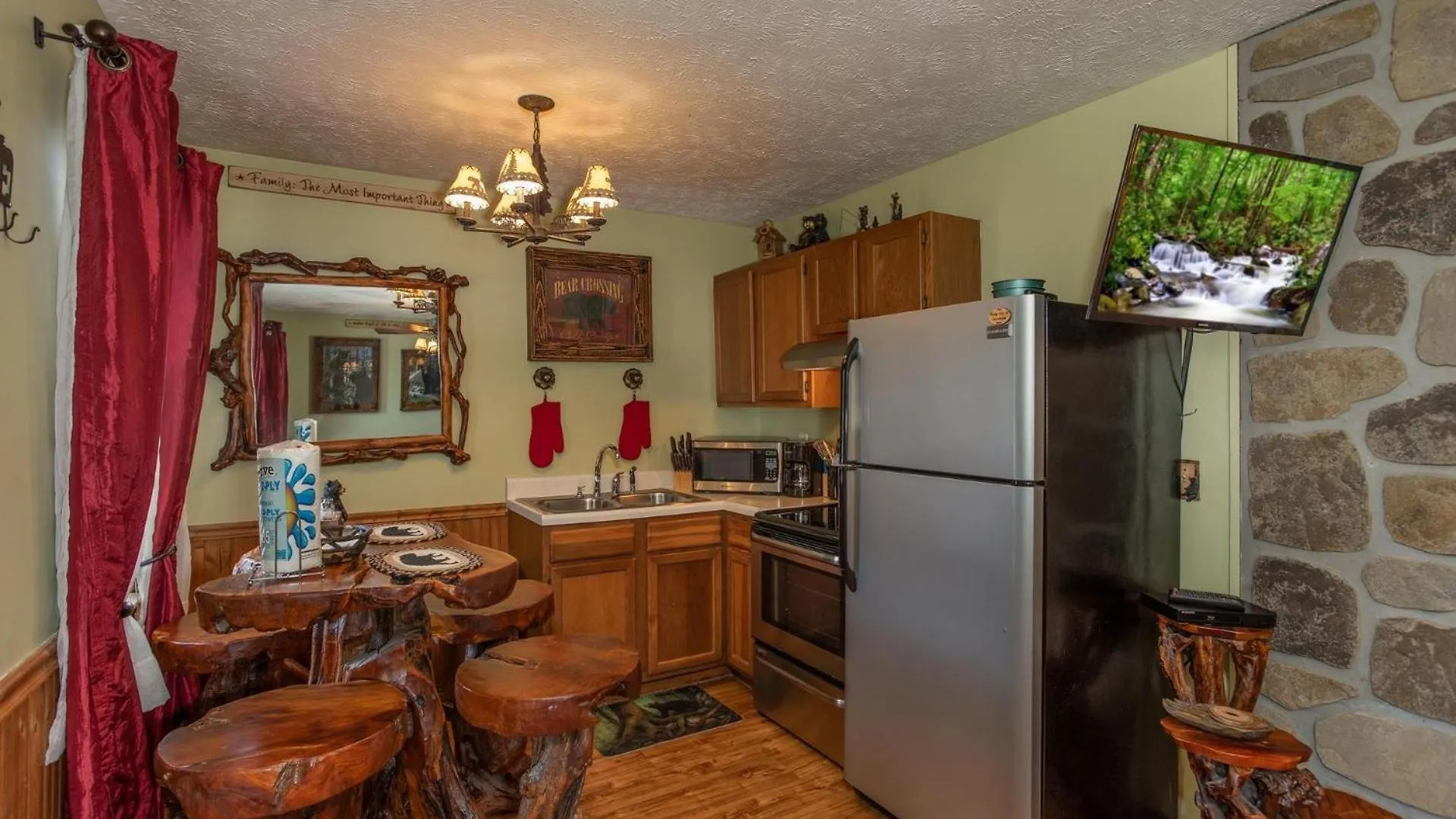 Bear Mountain Hollow-free Dollywood Ticket- Cozy With A Hot Tub, Arcade & Deck Close To Town * Pigeon Forge