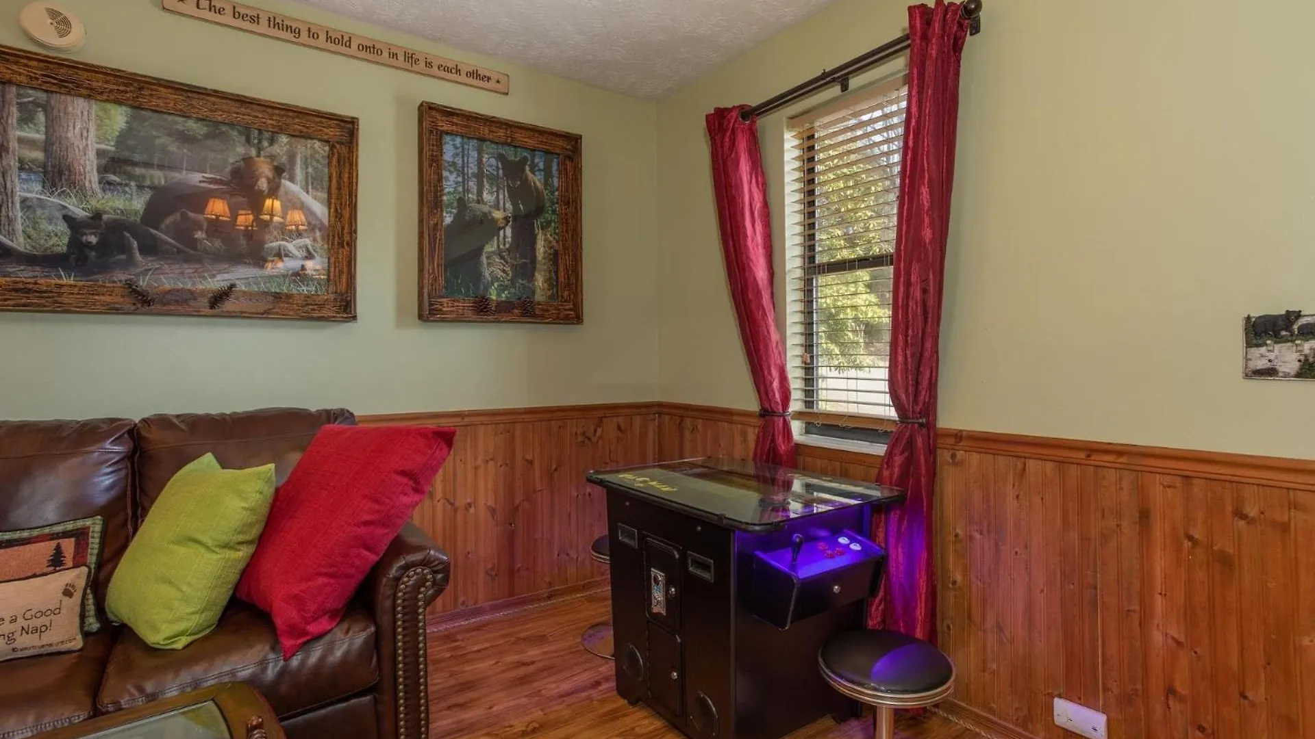 Holiday home Bear Mountain Hollow-free Dollywood Ticket- Cozy With A Hot Tub, Arcade & Deck Close To Town *