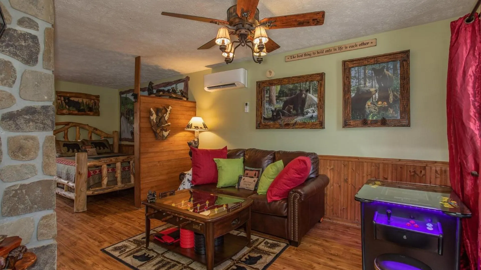 Bear Mountain Hollow-free Dollywood Ticket- Cozy With A Hot Tub, Arcade & Deck Close To Town Pigeon Forge