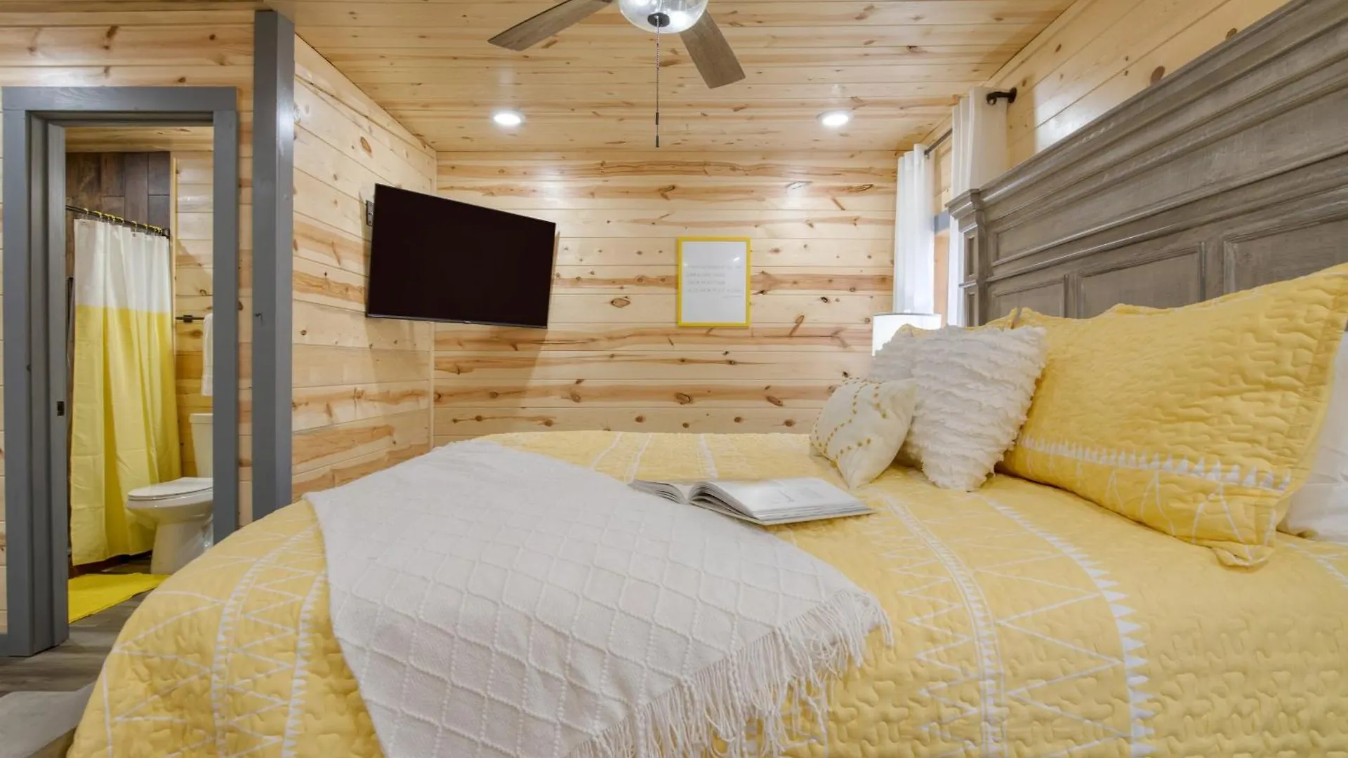 Holiday home Pink Pines Avantstay Luxury Aesthetic Dream Indoor Pool Hot Tub Pigeon Forge