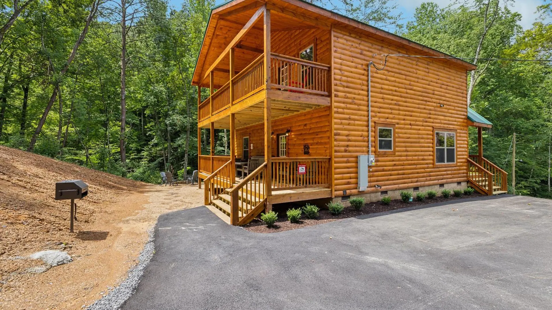 On Blackbeary Hill A Cozy 3 Bedroom Perfect For A Getaway In An Enchanting Forest Setting * Pigeon Forge