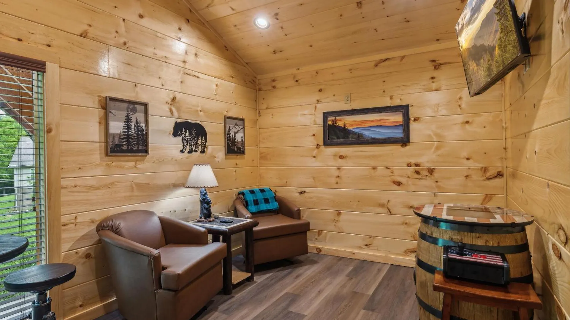 On Blackbeary Hill A Cozy 3 Bedroom Perfect For A Getaway In An Enchanting Forest Setting Pigeon Forge