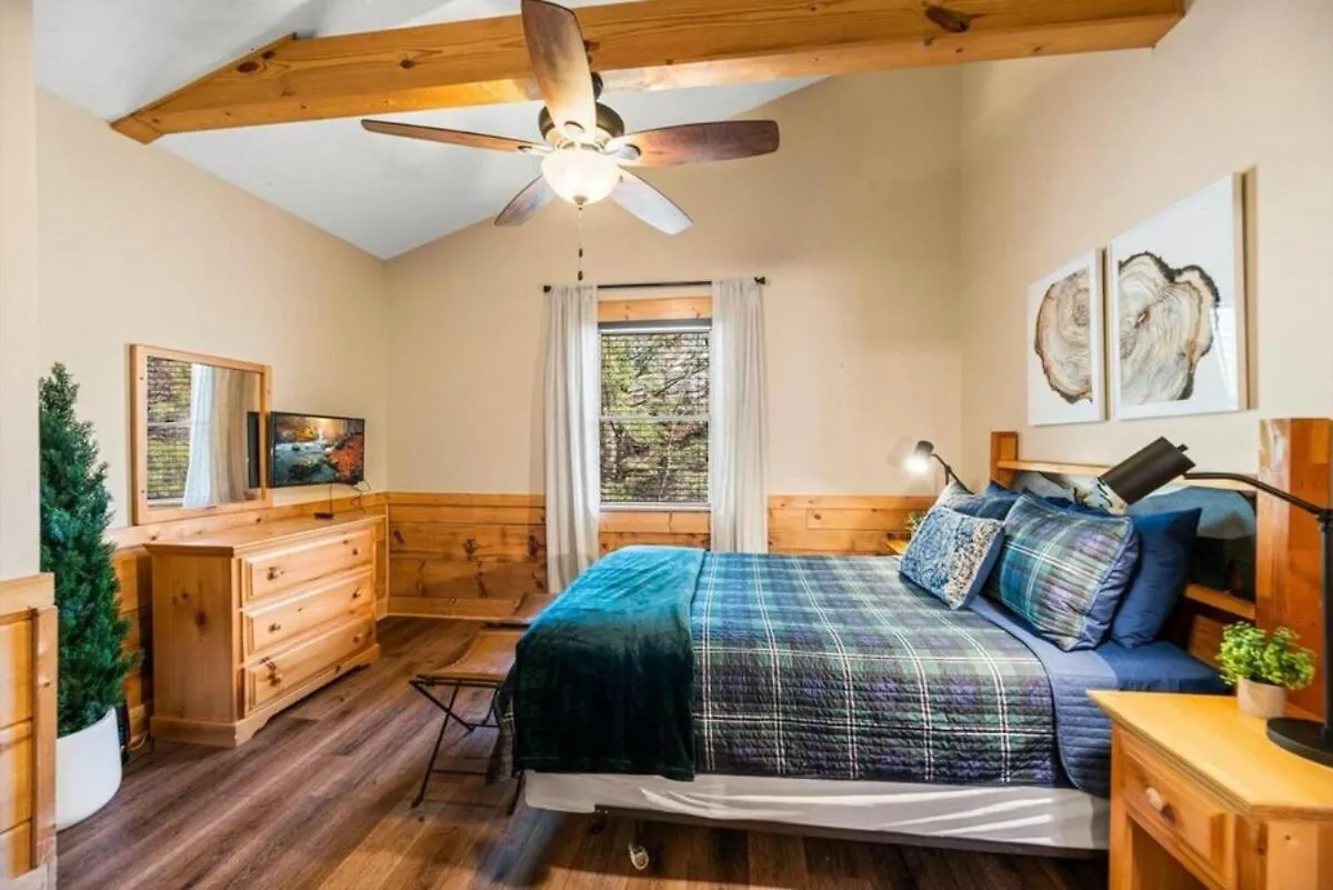 Kelly's Cozy 4 Bedroom Parkway Pigeon Forge