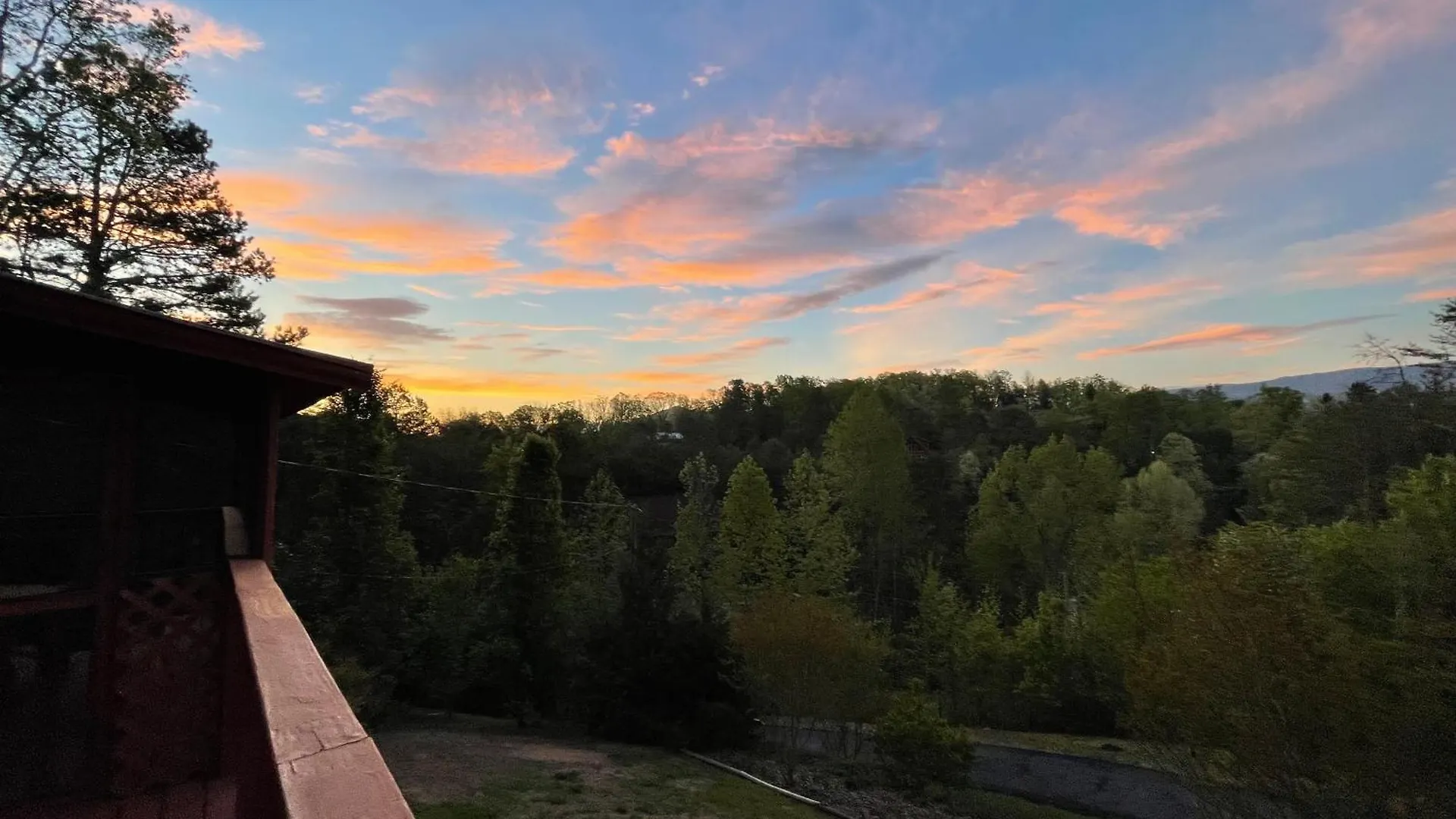 Luxurious Cabin, W/ Hottub, Easydrive, Arcade Game, Panoramic Views Chalet