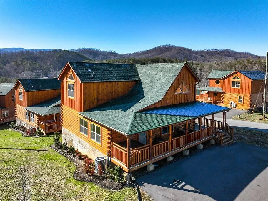 New Listing! Indoor Private Heated Pool, Less Than 2 Miles From Dollywood, Walk To Parkway, 4 Ensuite Bedrooms Sleeps 14, Dog Friendly, Game With Tv, Arcade And Foosball, Hot Tub, Bbq, Smart Tv And Wifi, Fully Loaded Kitchen, Washer And Dryer Pigeon Forge