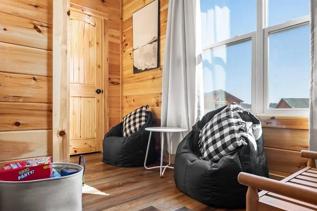 Chalet New Listing! Indoor Private Heated Pool, Less Than 2 Miles From Dollywood, Walk To Parkway, 4 Ensuite Bedrooms Sleeps 14, Dog Friendly, Game With Tv, Arcade And Foosball, Hot Tub, Bbq, Smart Tv And Wifi, Fully Loaded Kitchen, Washer And Dryer Pigeon Forge