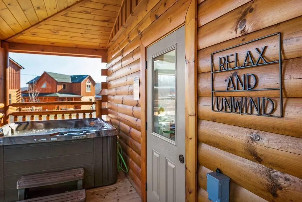 New Listing! Indoor Private Heated Pool, Less Than 2 Miles From Dollywood, Walk To Parkway, 4 Ensuite Bedrooms Sleeps 14, Dog Friendly, Game With Tv, Arcade And Foosball, Hot Tub, Bbq, Smart Tv And Wifi, Fully Loaded Kitchen, Washer And Dryer