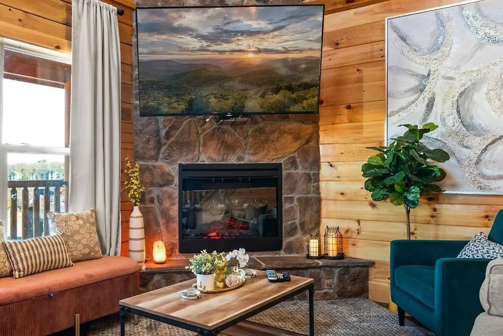 New Listing! Indoor Private Heated Pool, Less Than 2 Miles From Dollywood, Walk To Parkway, 4 Ensuite Bedrooms Sleeps 14, Dog Friendly, Game With Tv, Arcade And Foosball, Hot Tub, Bbq, Smart Tv And Wifi, Fully Loaded Kitchen, Washer And Dryer Chalet