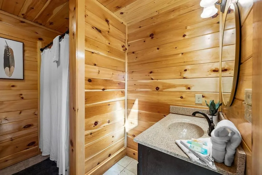 New Listing! Indoor Private Heated Pool, Less Than 2 Miles From Dollywood, Walk To Parkway, 4 Ensuite Bedrooms Sleeps 14, Dog Friendly, Game With Tv, Arcade And Foosball, Hot Tub, Bbq, Smart Tv And Wifi, Fully Loaded Kitchen, Washer And Dryer Pigeon Forge