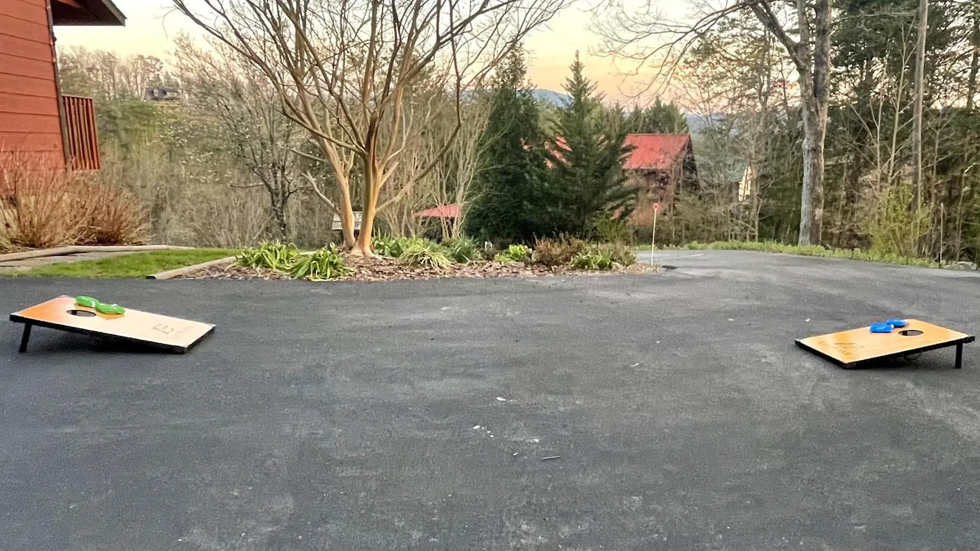 Luxurious Cabin, W/ Hottub, Easydrive, Arcade Game, Panoramic Views Chalet Pigeon Forge
