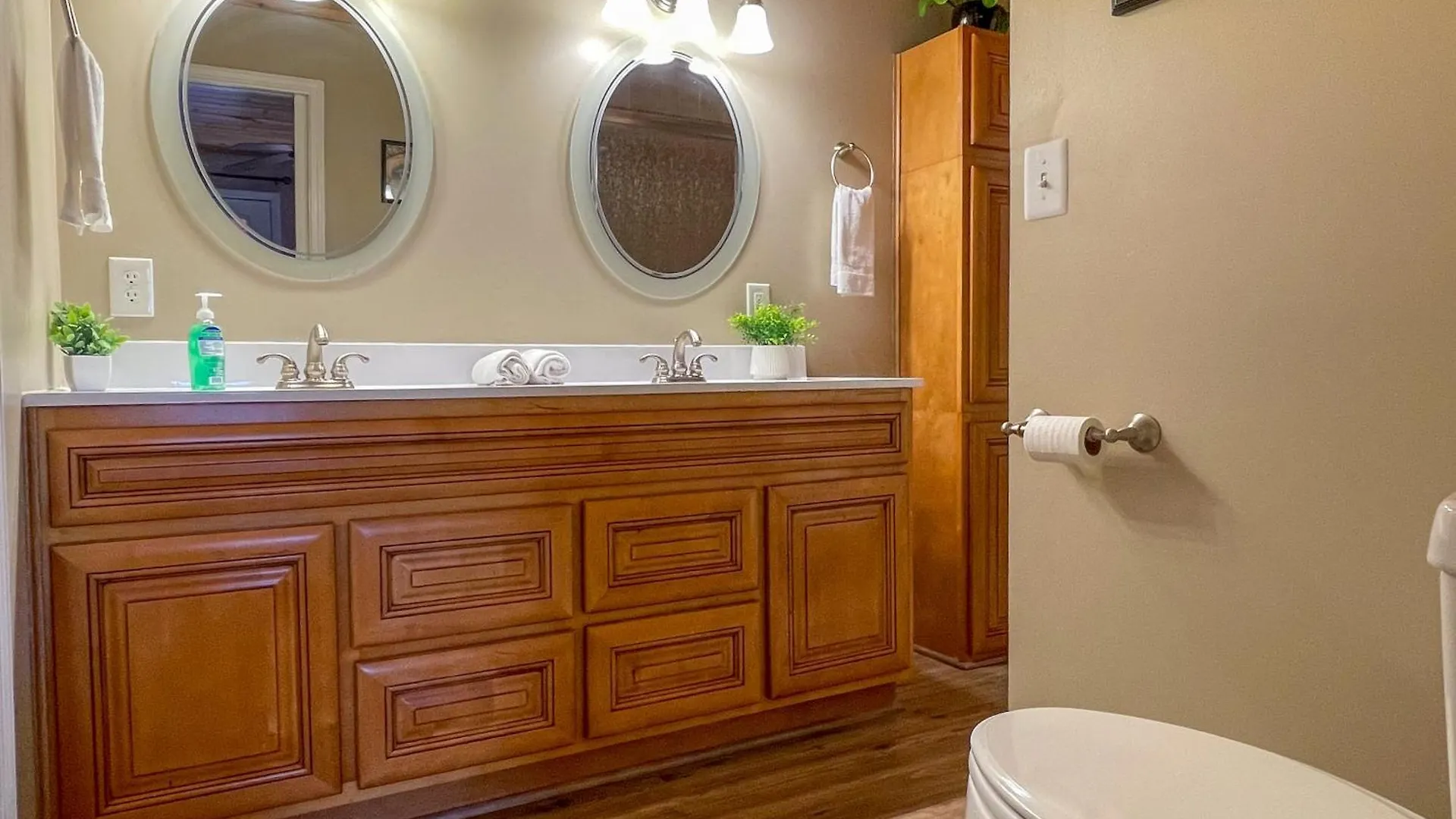 Luxurious Cabin, W/ Hottub, Easydrive, Arcade Game, Panoramic Views * Pigeon Forge