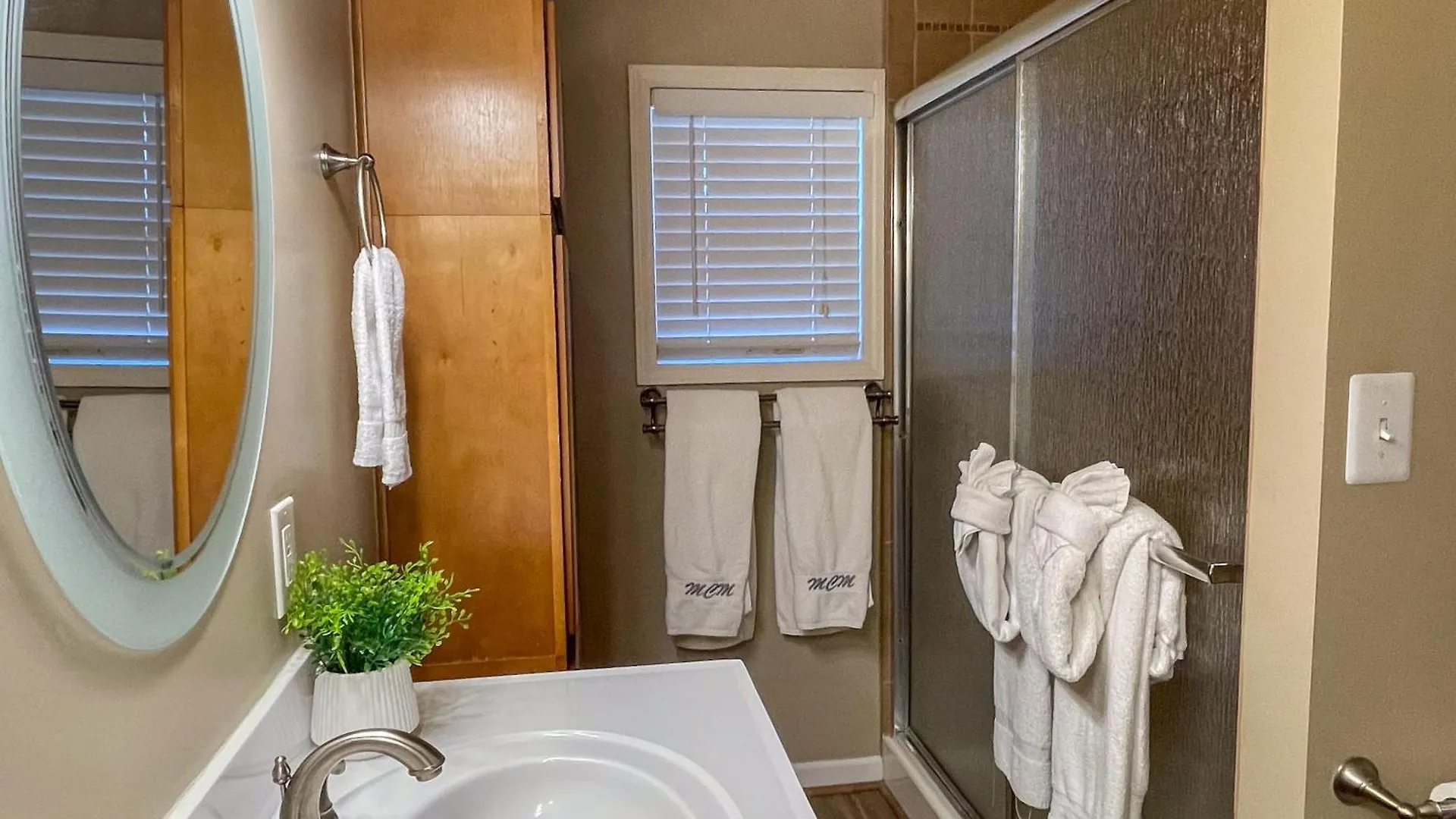 Luxurious Cabin, W/ Hottub, Easydrive, Arcade Game, Panoramic Views Chalet