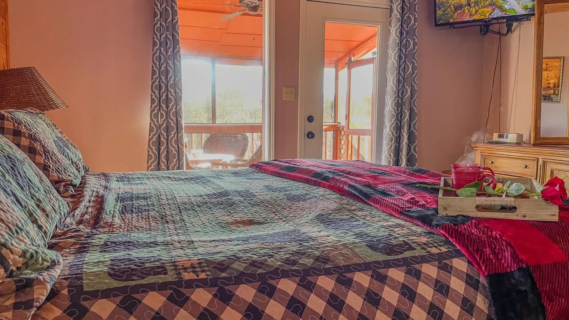 Luxurious Cabin, W/ Hottub, Easydrive, Arcade Game, Panoramic Views *