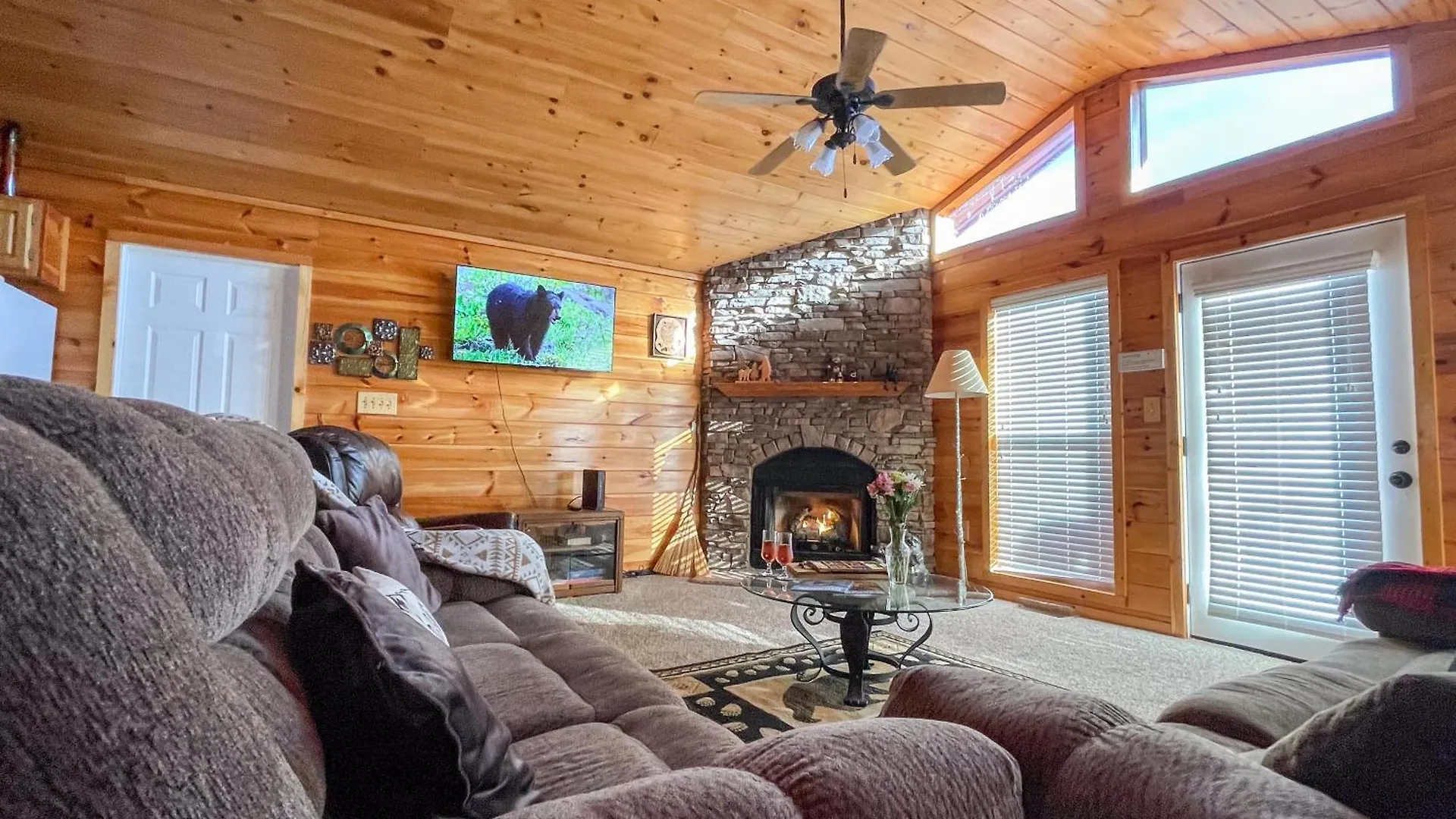 Chalet Luxurious Cabin, W/ Hottub, Easydrive, Arcade Game, Panoramic Views