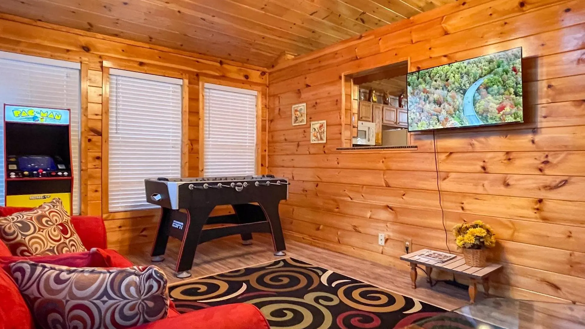 Luxurious Cabin, W/ Hottub, Easydrive, Arcade Game, Panoramic Views Chalet