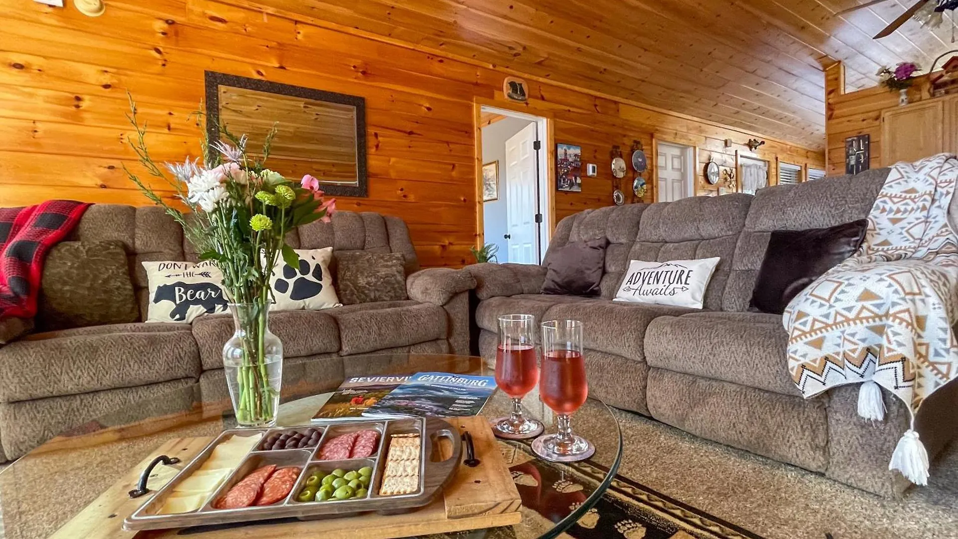 Luxurious Cabin, W/ Hottub, Easydrive, Arcade Game, Panoramic Views Chalet *