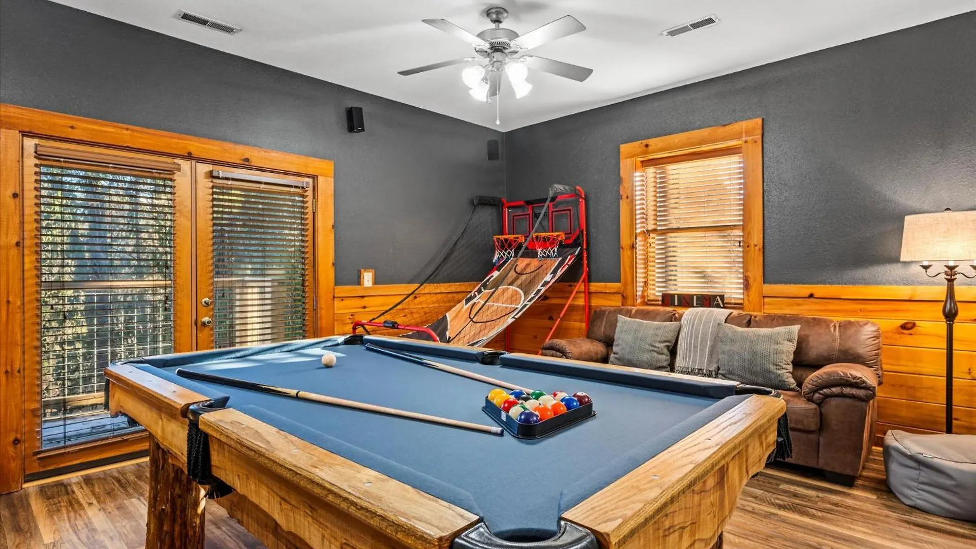 Near Dollywood With Pool Table-hot Tub-fire Pit-game Room-swimming Pool Holiday home Pigeon Forge