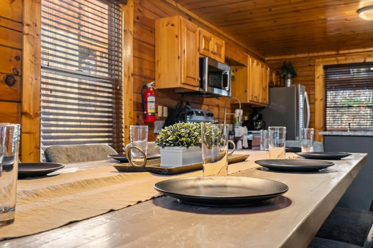 Newlisting 1mile Parkway, Gameroom, Hottub, Bbq, Sleeps 14, 5 Bedroom With Attached Bath, Pet Friendly Chalet *