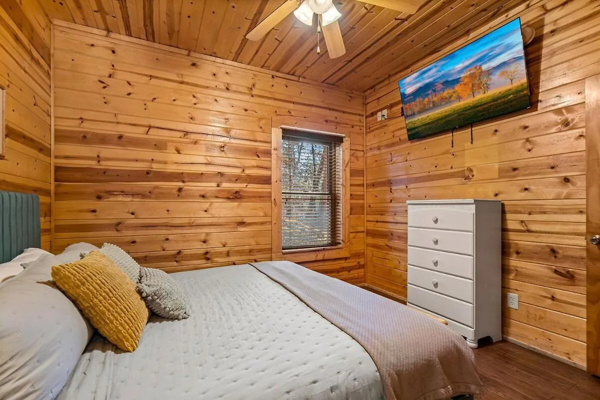 Newlisting 1mile Parkway, Gameroom, Hottub, Bbq, Sleeps 14, 5 Bedroom With Attached Bath, Pet Friendly Chalet