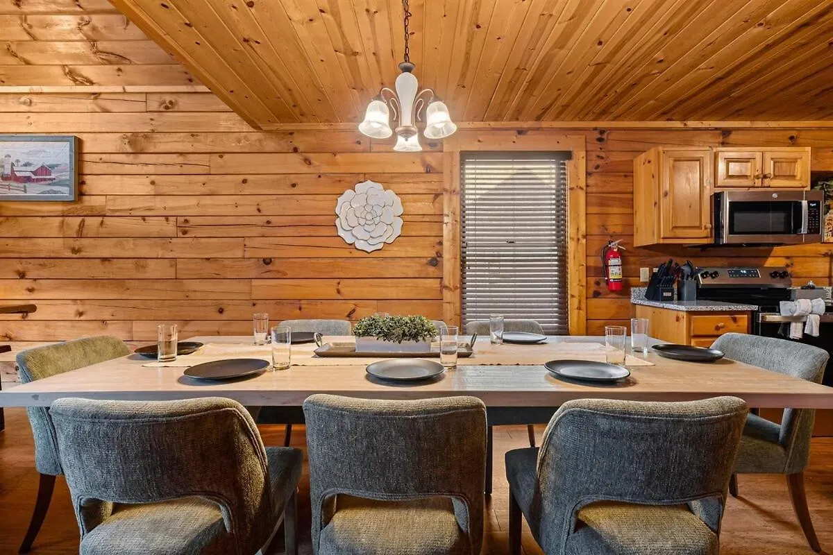 Newlisting 1mile Parkway, Gameroom, Hottub, Bbq, Sleeps 14, 5 Bedroom With Attached Bath, Pet Friendly Chalet *