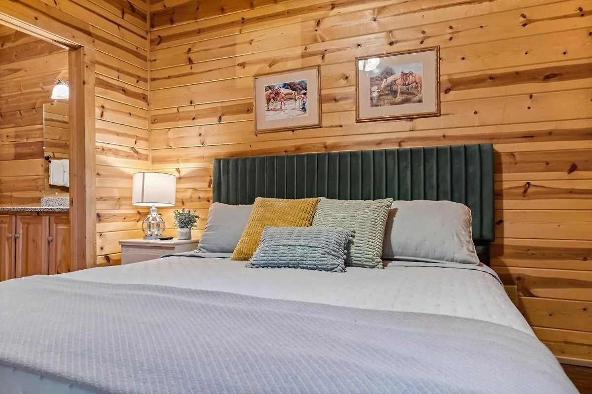 Chalet Newlisting 1mile Parkway, Gameroom, Hottub, Bbq, Sleeps 14, 5 Bedroom With Attached Bath, Pet Friendly Pigeon Forge