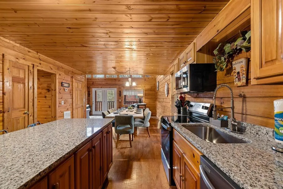 Newlisting 1mile Parkway, Gameroom, Hottub, Bbq, Sleeps 14, 5 Bedroom With Attached Bath, Pet Friendly
