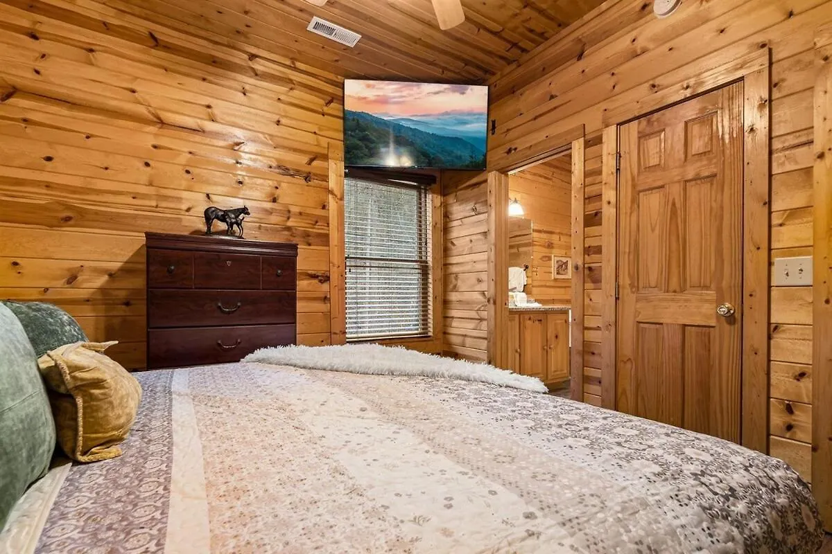 Newlisting 1mile Parkway, Gameroom, Hottub, Bbq, Sleeps 14, 5 Bedroom With Attached Bath, Pet Friendly Chalet