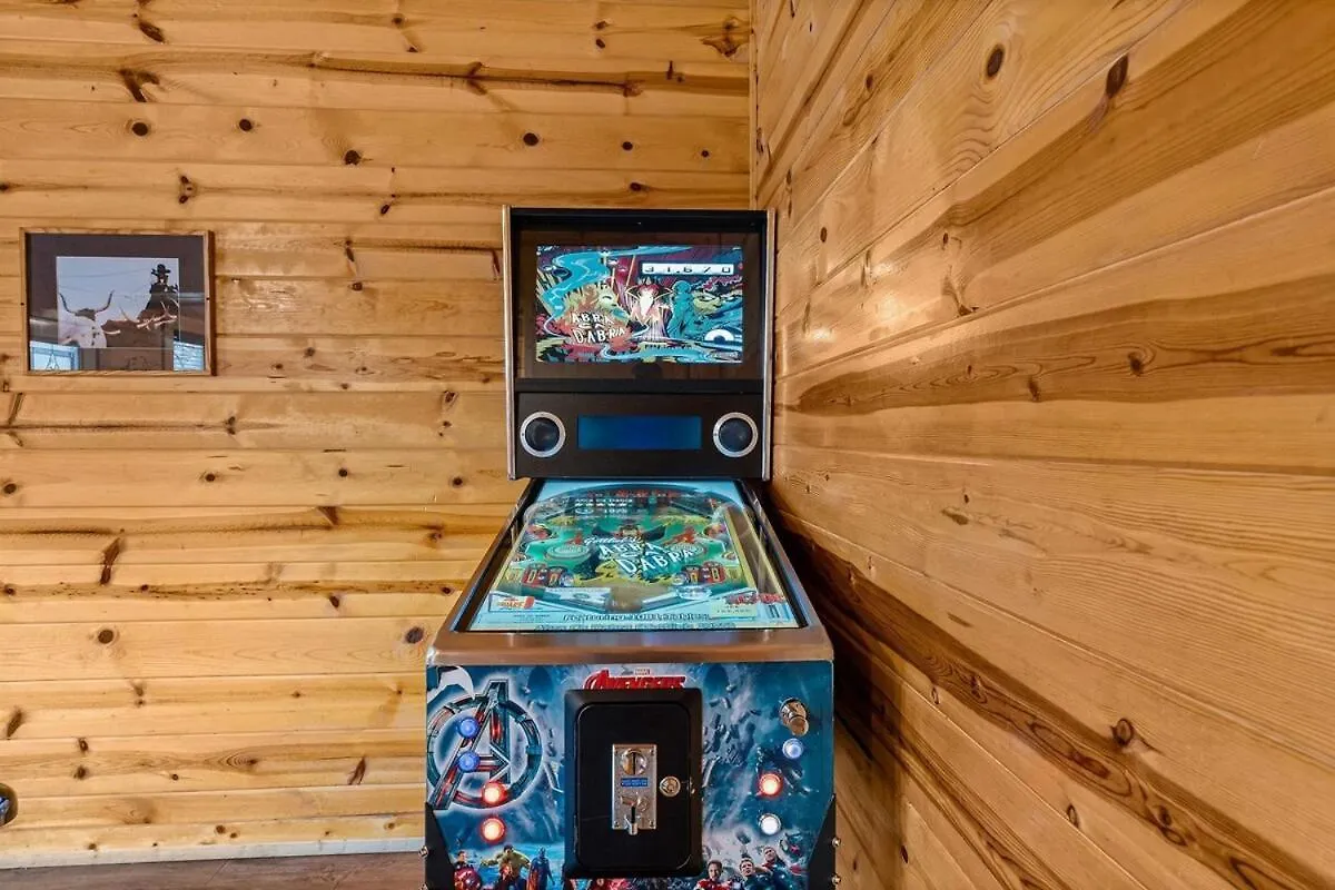 Chalet Newlisting 1mile Parkway, Gameroom, Hottub, Bbq, Sleeps 14, 5 Bedroom With Attached Bath, Pet Friendly *