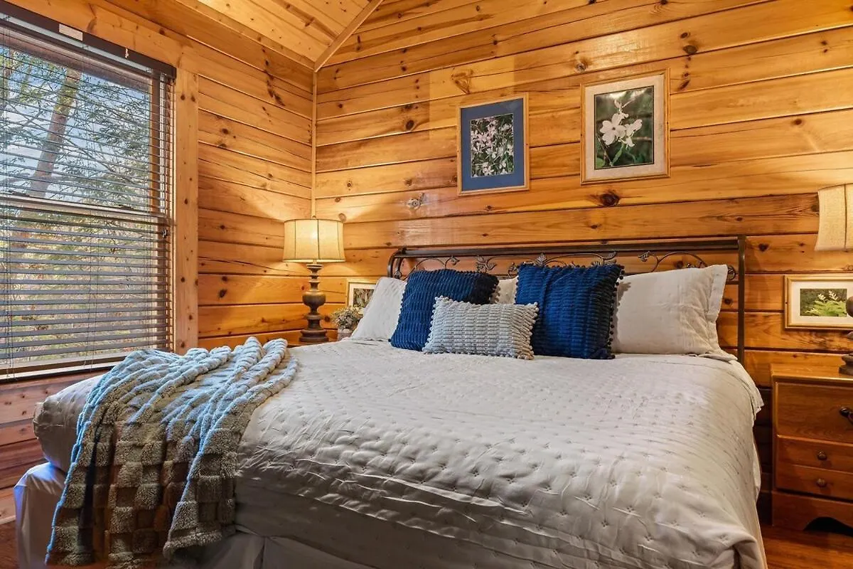 Chalet Newlisting 1mile Parkway, Gameroom, Hottub, Bbq, Sleeps 14, 5 Bedroom With Attached Bath, Pet Friendly *