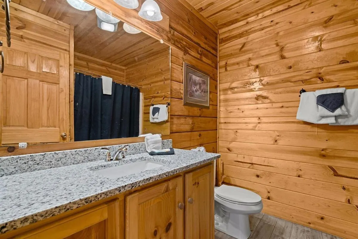 Chalet Newlisting 1mile Parkway, Gameroom, Hottub, Bbq, Sleeps 14, 5 Bedroom With Attached Bath, Pet Friendly *