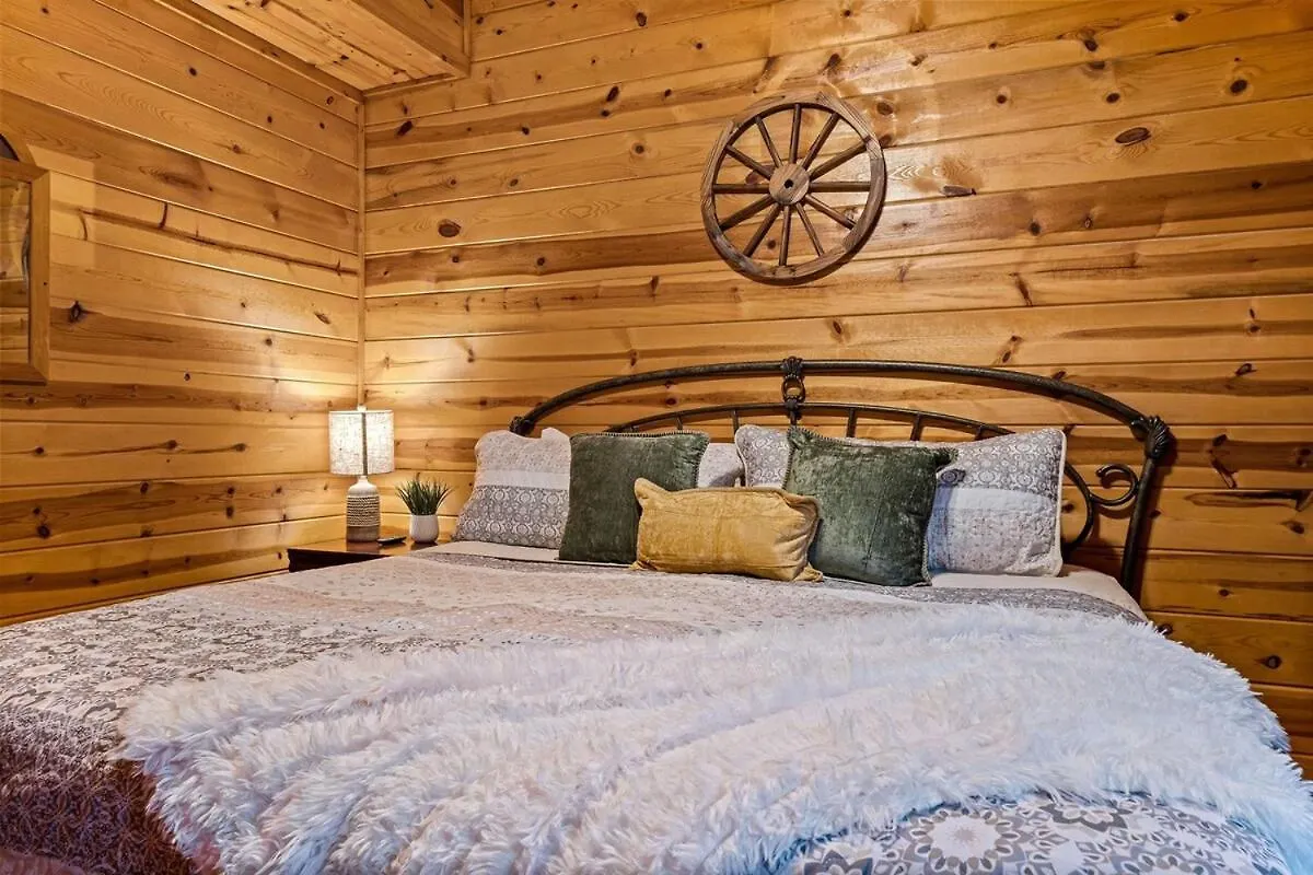 Newlisting 1mile Parkway, Gameroom, Hottub, Bbq, Sleeps 14, 5 Bedroom With Attached Bath, Pet Friendly * Pigeon Forge