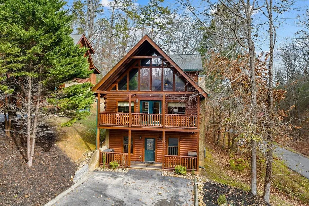Chalet Newlisting 1mile Parkway, Gameroom, Hottub, Bbq, Sleeps 14, 5 Bedroom With Attached Bath, Pet Friendly *
