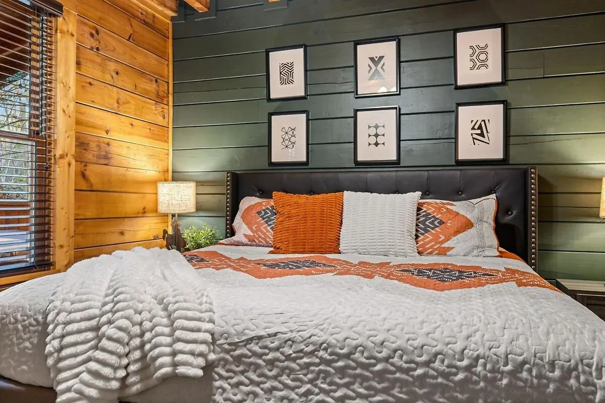 Chalet Newlisting 1mile Parkway, Gameroom, Hottub, Bbq, Sleeps 14, 5 Bedroom With Attached Bath, Pet Friendly *