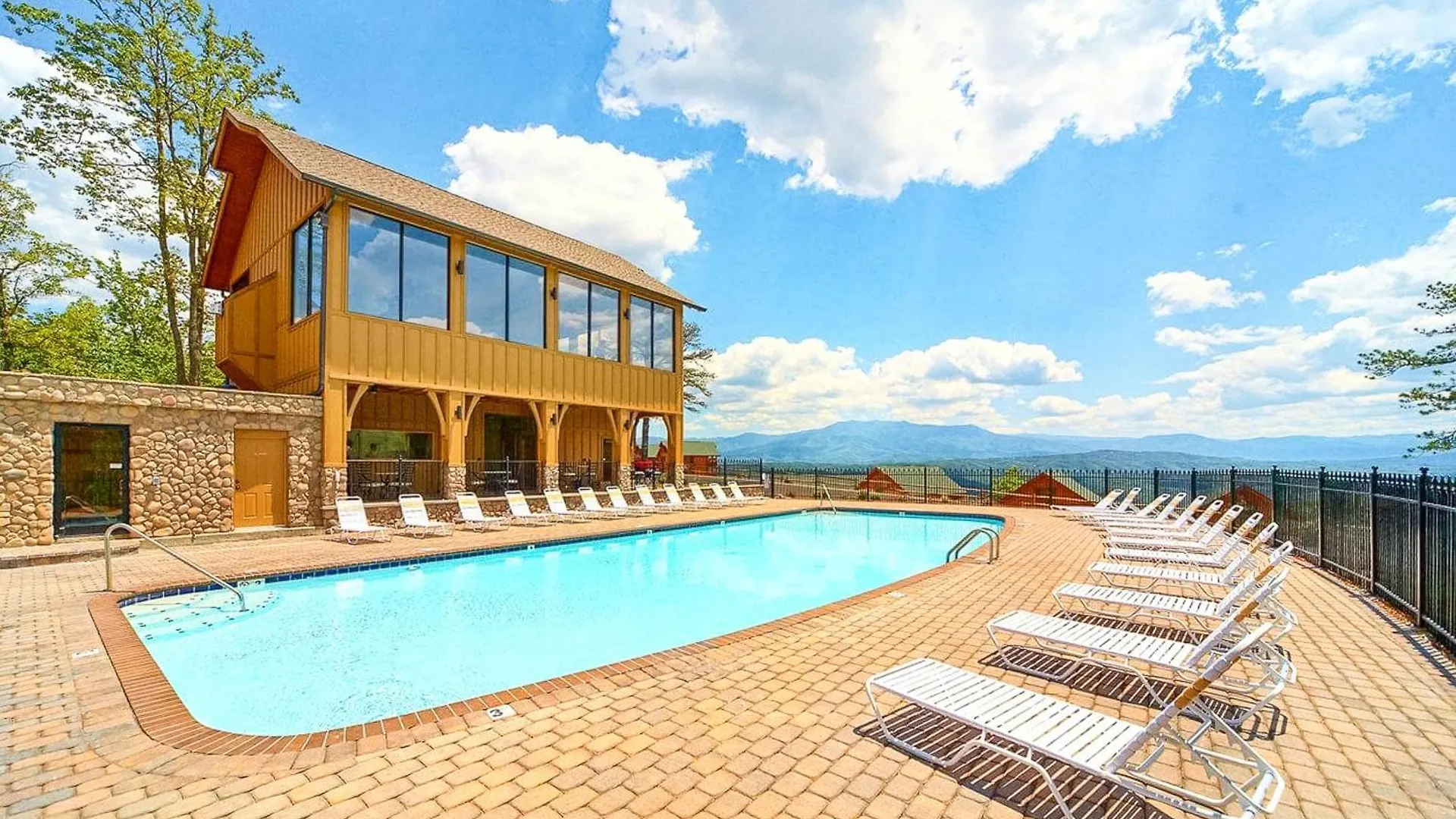Hillbilly Highrise * Pigeon Forge