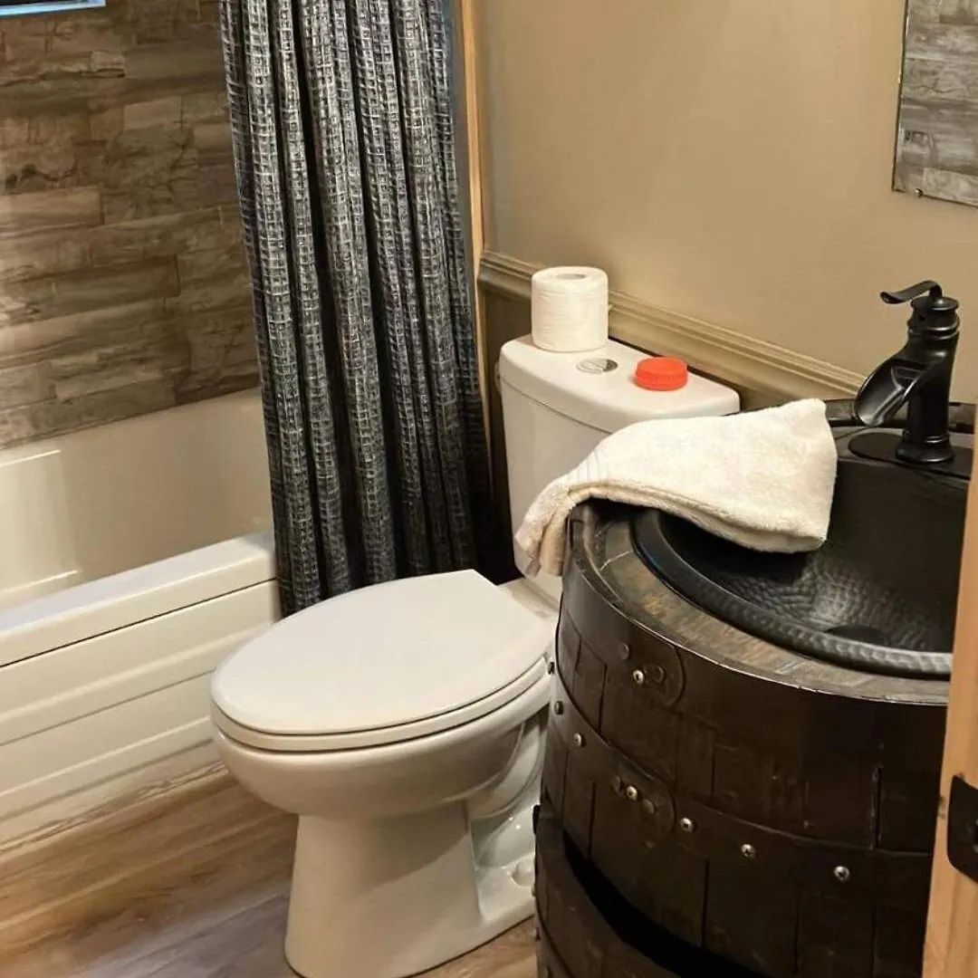 Whiskey Ridge 3 Bdrm Cabin-firepit, Fenced Yard, Hot Tub * Pigeon Forge