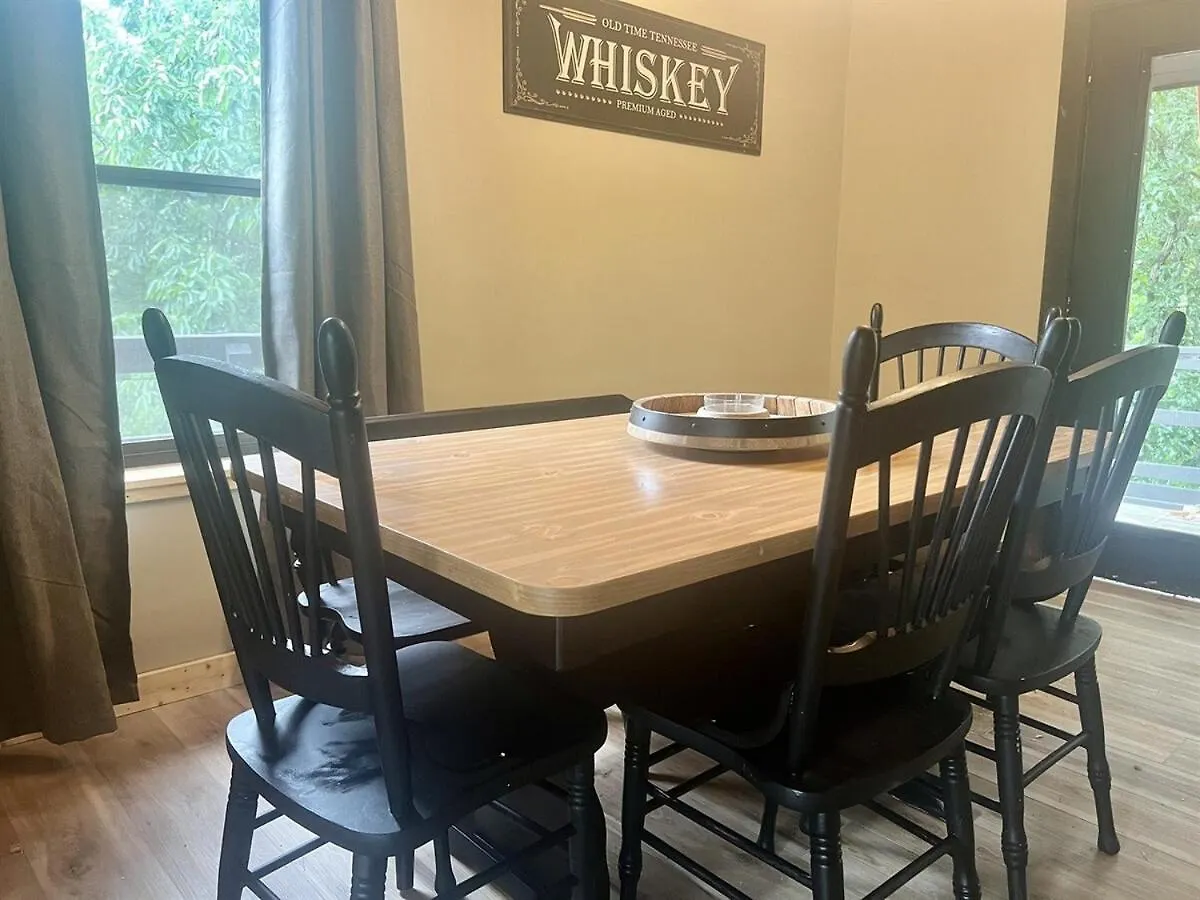 Tatil Evi Whiskey Ridge 3 Bdrm Cabin-firepit, Fenced Yard, Hot Tub *