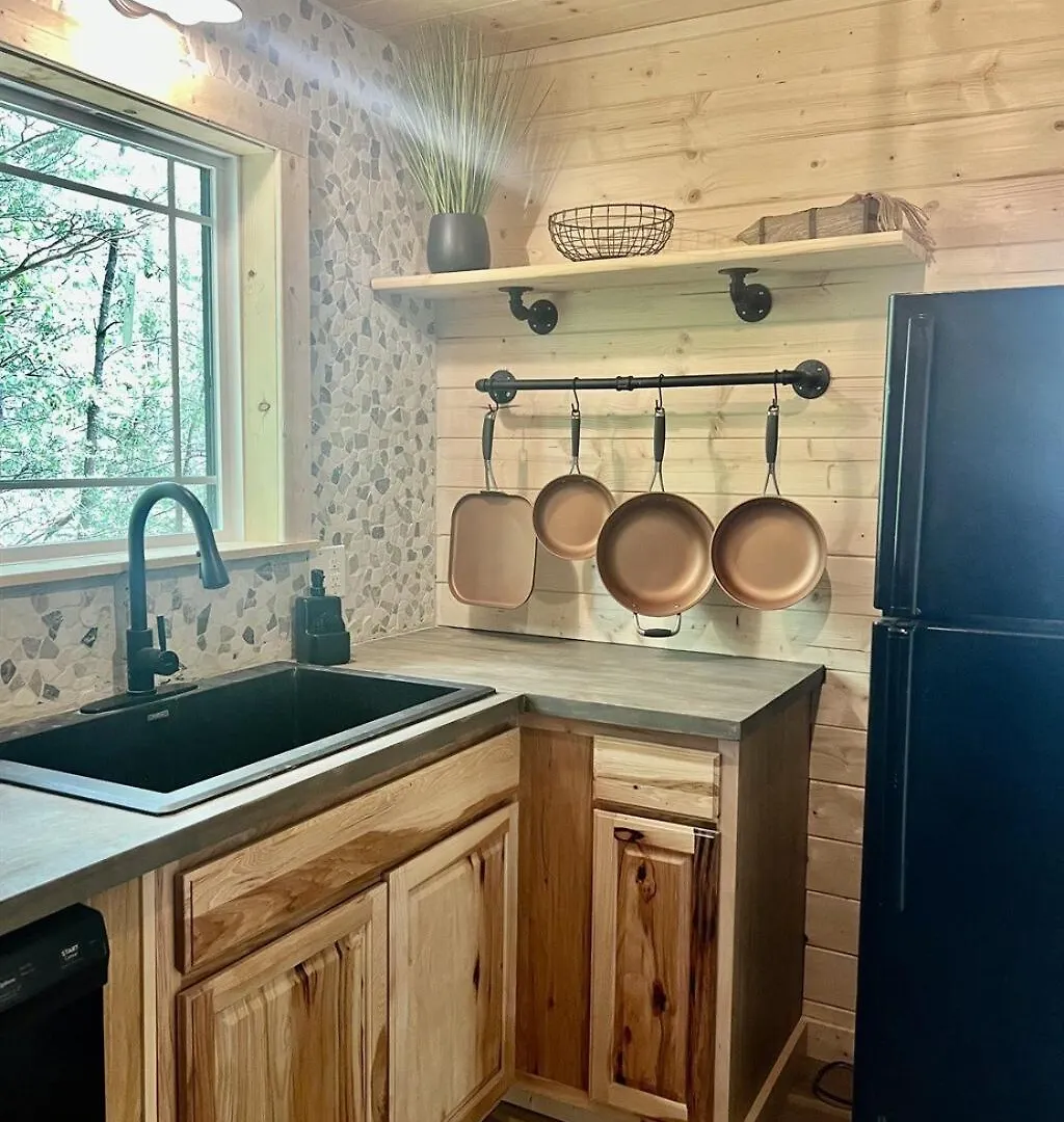 Whiskey Ridge 3 Bdrm Cabin-firepit, Fenced Yard, Hot Tub