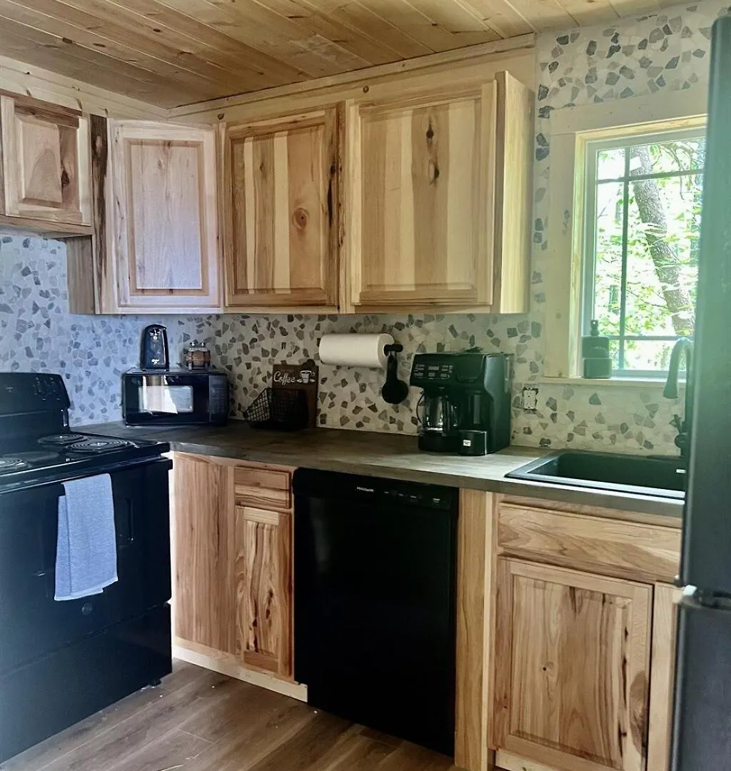 Whiskey Ridge 3 Bdrm Cabin-firepit, Fenced Yard, Hot Tub *