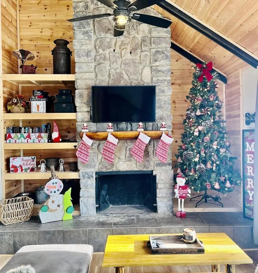 Whiskey Ridge 3 Bdrm Cabin-firepit, Fenced Yard, Hot Tub *