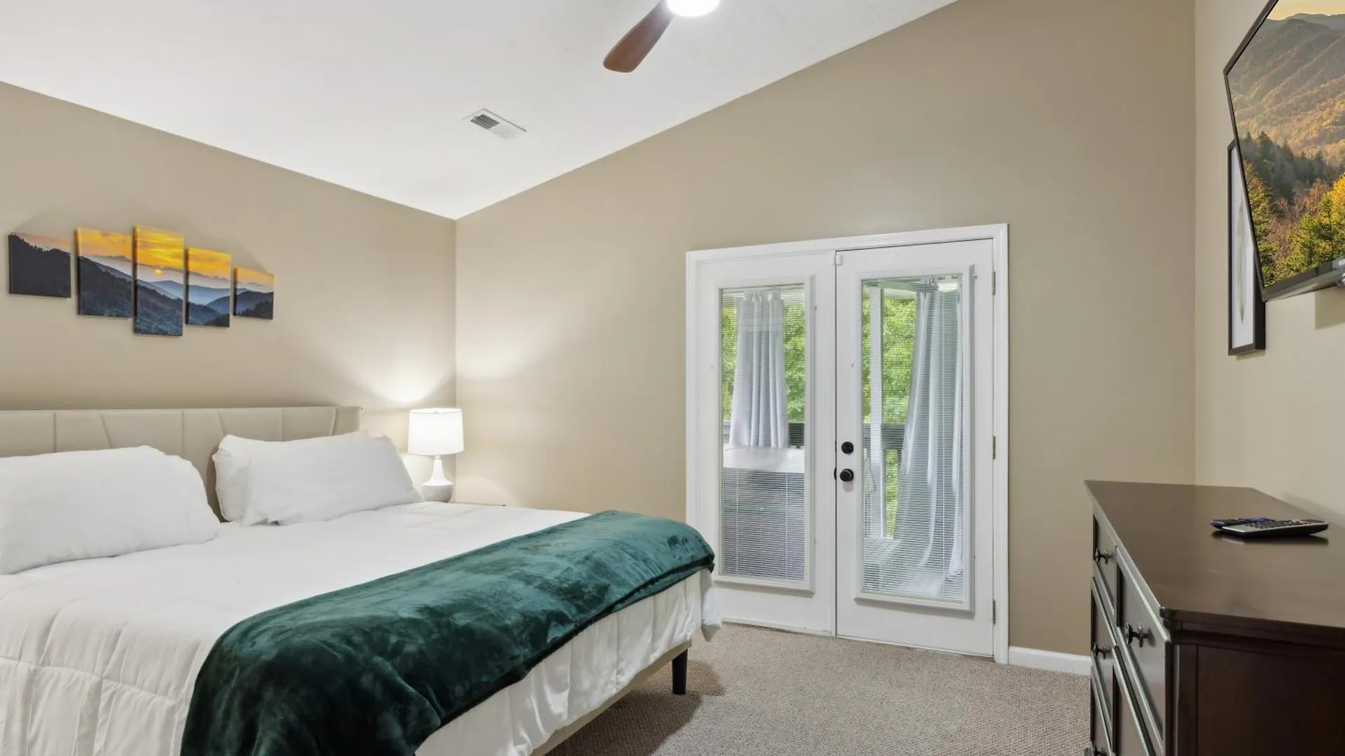 Charming 2 Bed Oasis With River Access Hot Tub And Outdoor Fun Sleeps 6 Comfortably Holiday home Pigeon Forge